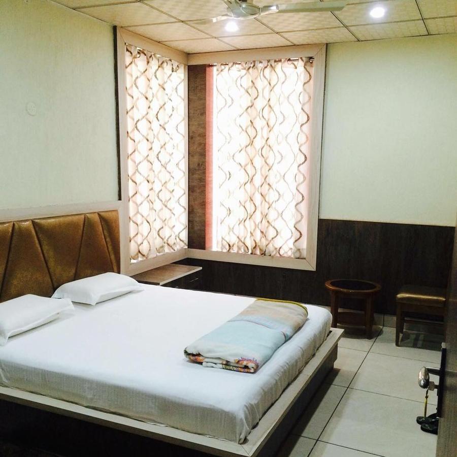 Maharaja Palace Hotel Rohtak ภายนอก รูปภาพ